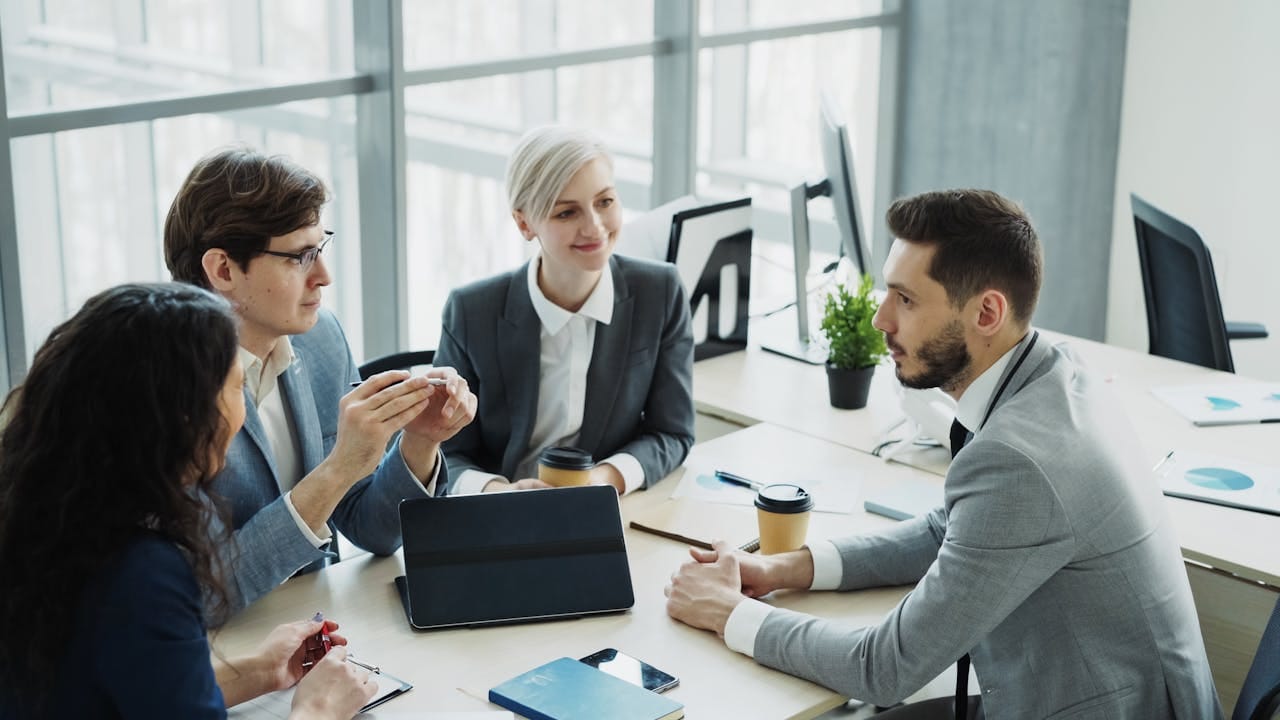 Choosing Between an LLC and S-Corporation for Tax Efficiency
